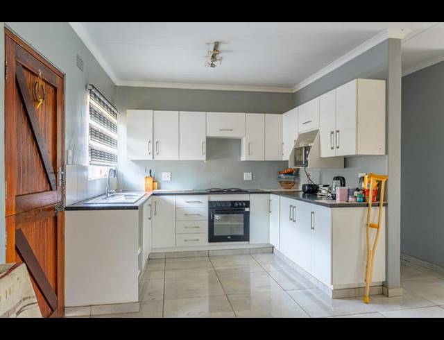 5 BEDROOM HOUSE FOR SALE IN HOWICK WEST